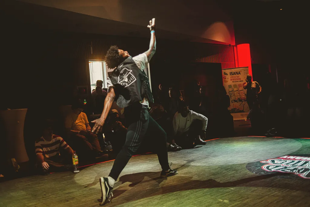 Dancer in the battle circle, the audience sitting on the floor