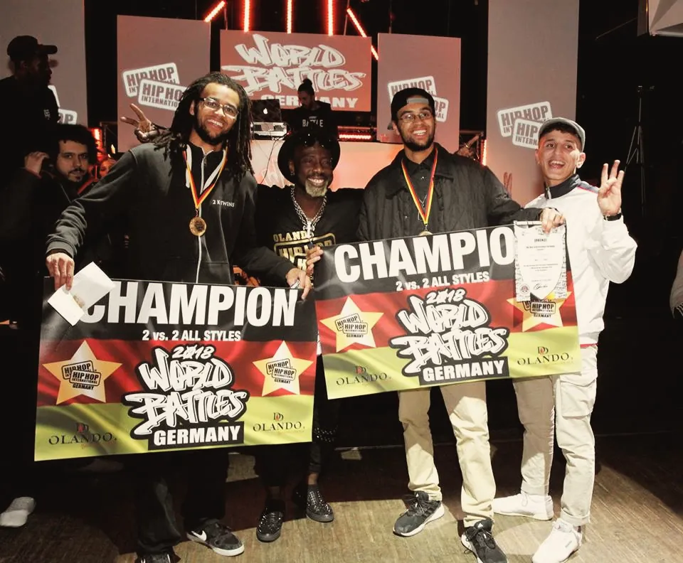 The 2 vs 2 winners of World Battles Germany 2018 with Olando and their certificates